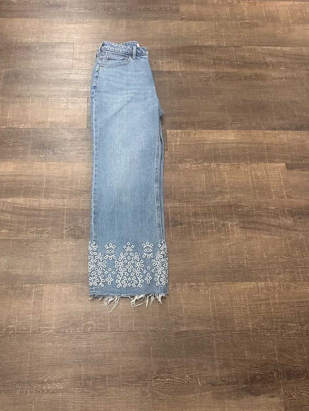 Abercrombie & Fitch Curve Love 90s Relaxed Cutwork Embroidered Jeans Size 27